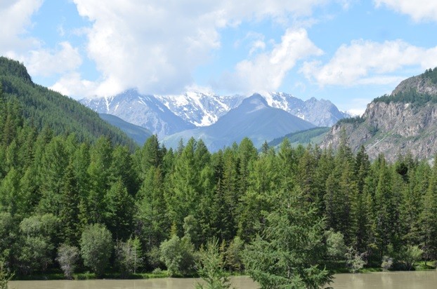 We reizen zonder extra kosten in het bergachtige Altai